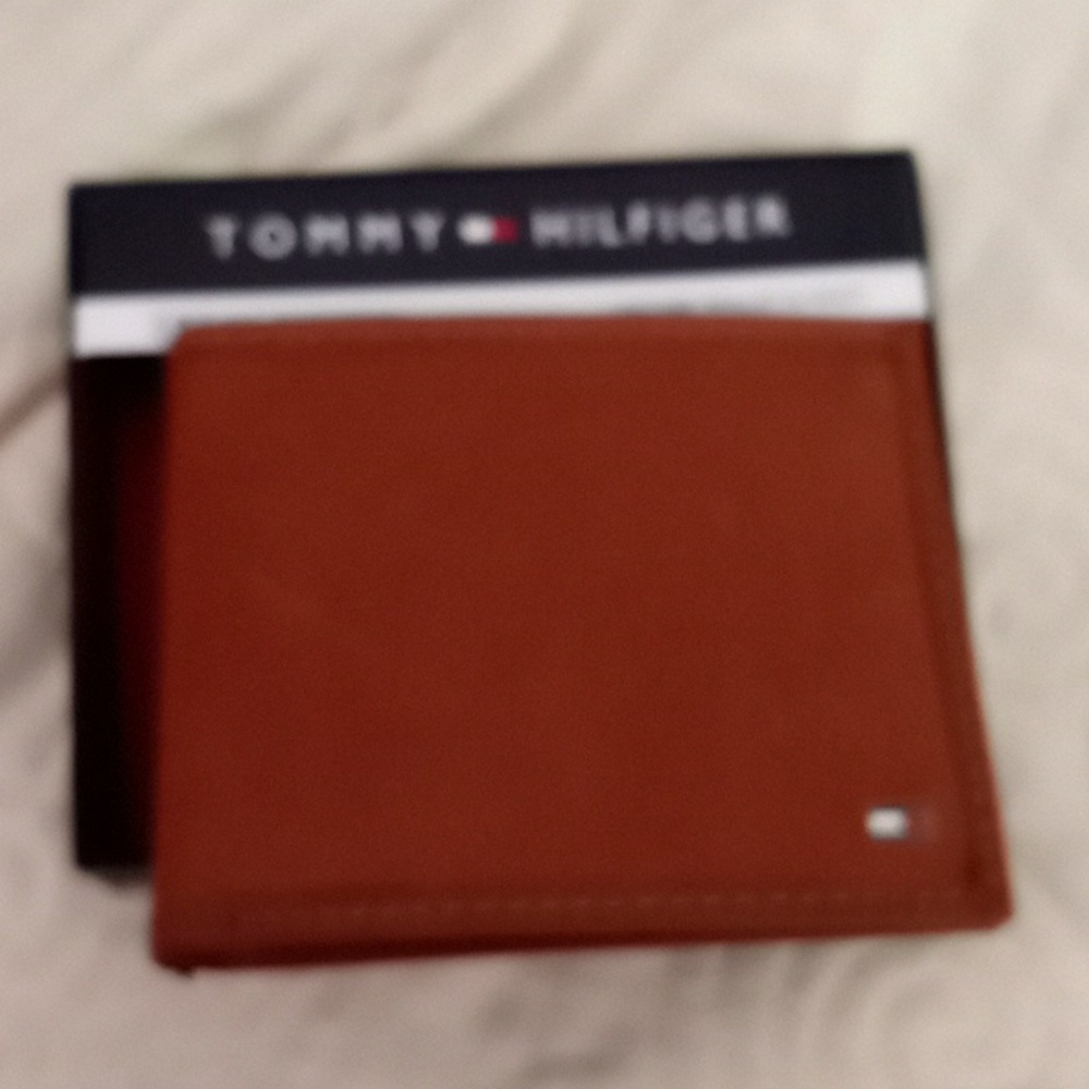 Tommy hilfiger men's  leather wallet